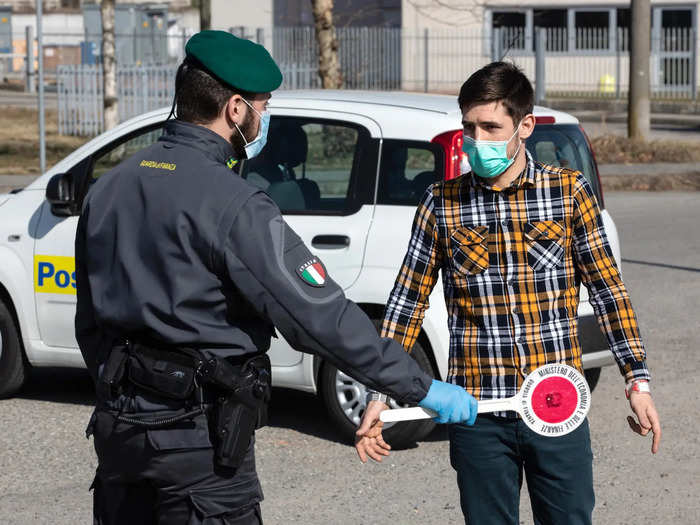 Masked police are monitoring checkpoints. Anyone who wants to enter or leave requires special permission. The quarantine in the towns affects about 50,000 people.