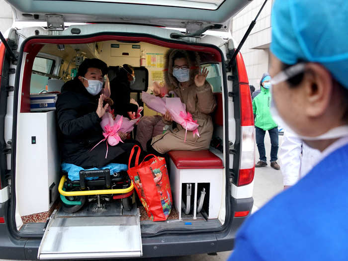 Patients waved at the staff at the First Affiliated Hospital of Zhengzhou University.