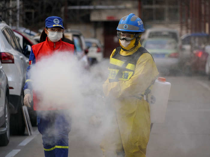 Zhengzhou Blue Sky Rescue members have made donations of face masks and disinfection devices, which they