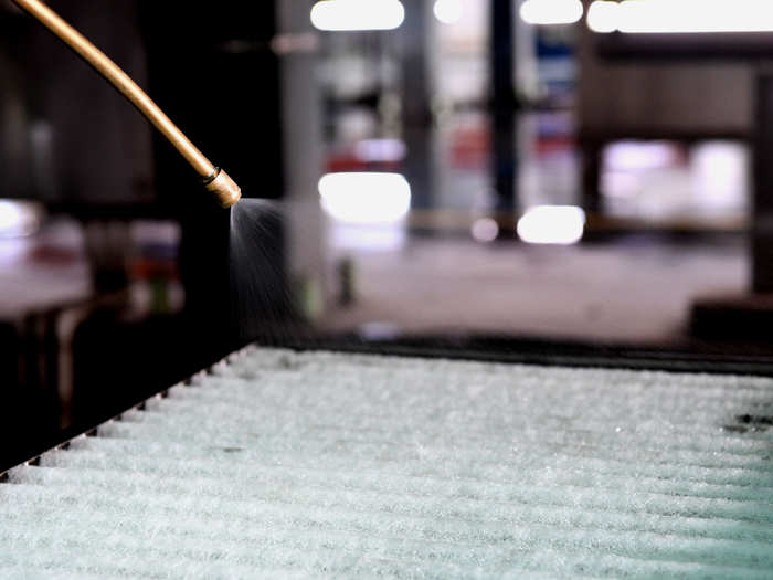 The railway maintenance station has started cleaning and disinfecting the air conditioning system on the trains more frequently.