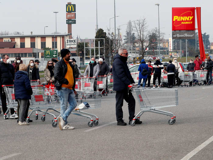 Long lines have been seen outside of supermarkets in northern Italy as panic buying sweeps the area.