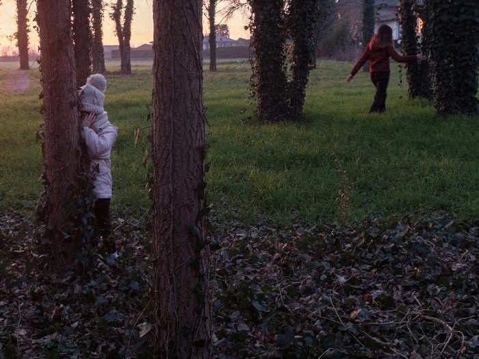 In the evening, Bianca and Chiara can still play outside.