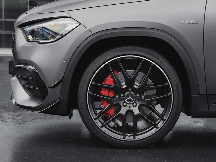 The driver-focused AMG GLA 45 also sports stiffened suspension, adaptive damping, and high-performance brakes. Beefier six-piston calipers are available for those who prize extra stopping power.