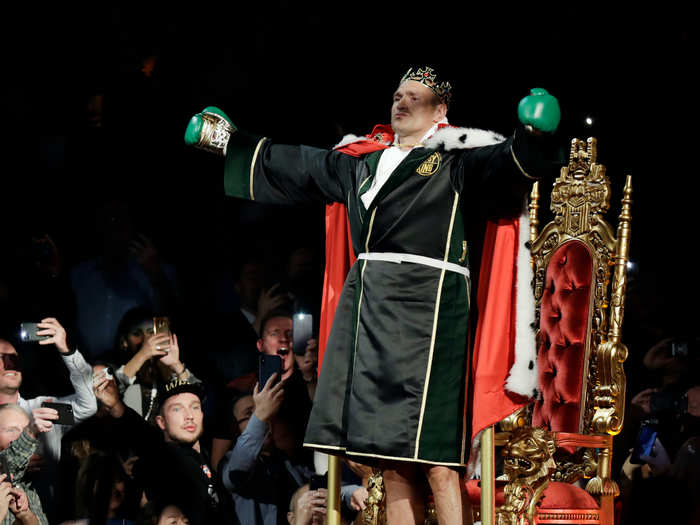 On February 23, the "Gypsy King" faced Wilder again in one the most anticipated rematches in its history. Known for his theatrical entrances, Fury came into the Arena in Las Vegas on a golden throne, wearing a crown.