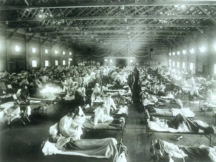 The first confirmed case of the virus in the US occurred in the spring of 1918, at an army camp in Fort Riley, Kansas. Two weeks later, 1,100 soldiers were admitted to a hospital, and thousands were sick in barracks. At that time, 38 soldiers died.