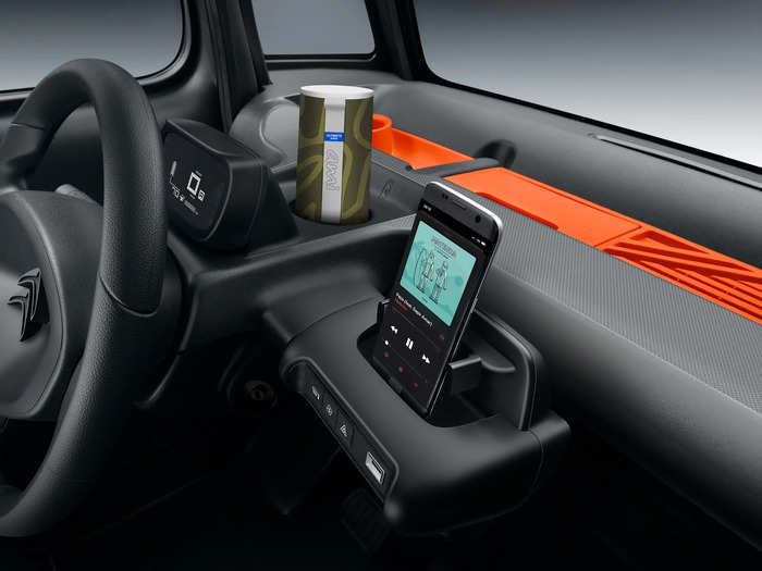 Amis come with a basic display and a phone dock, and owners can customize their quadricycle by installing various accessories provided by Citroën, including a dash-mounted storage tray, mats, and storage nets.