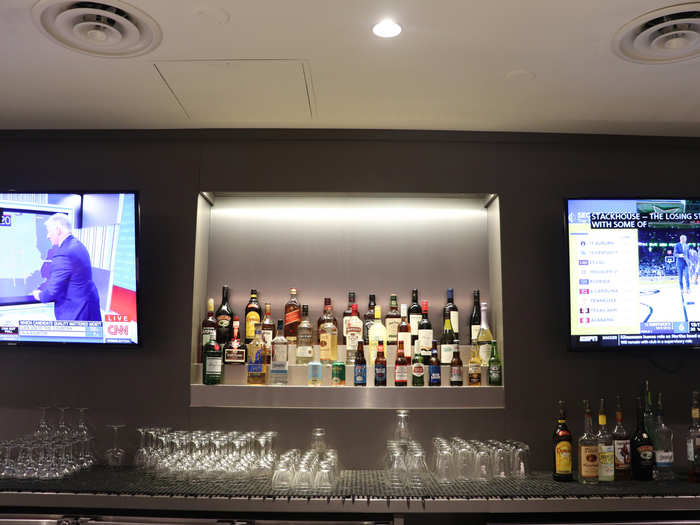 Unlike the previous lounge, the bar on this side was a proper place to relax and have a drink, not just another seat in a crowded lounge.