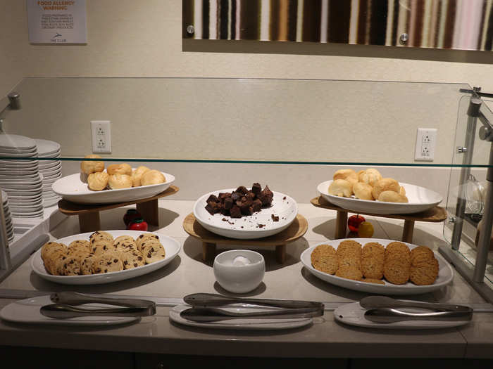 This lounge also featured a larger dessert selection with cookies and brownies...