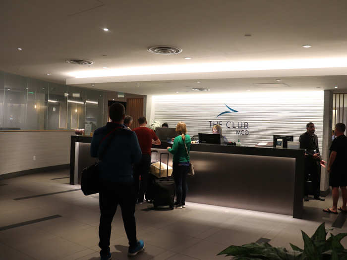 In addition to members of programs like Priority Pass, airlines such as British Airways and Lufthansa send their premium passengers to this lounge, and I could immediately see the difference from the lounge I