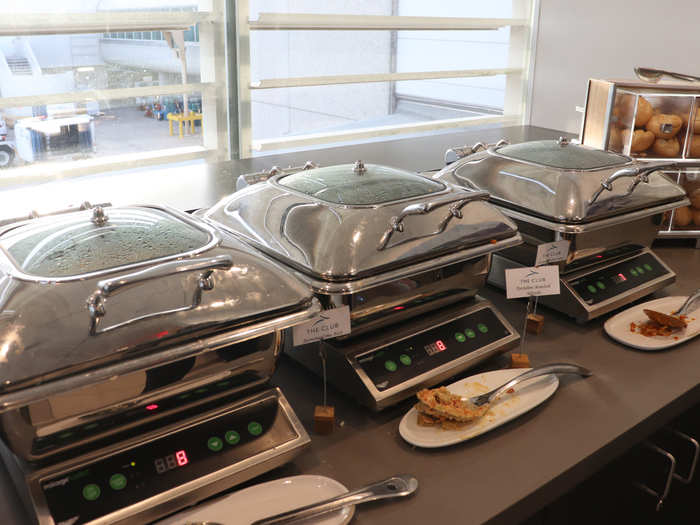 The hot food items were kept warm in buffet-style warmers with options including tortellini alfredo, curry chicken, and jasmine rice.