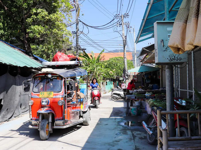 Koh Lipe is extremely easy to get around. There are no cars and few motorbikes on the island, but it