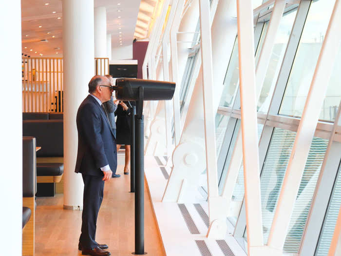 Instead of offering views of distant aircraft out on the tarmac, the binoculars feature scenes from SWISS destinations, much to the dismay of aviation enthusiasts visiting the lounge.