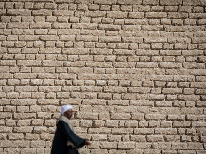 The limestone bricks also distinguished it. About 11.6 million cubic feet of stone and clay were used. Before this, buildings were made from wood, mud brick, and reeds.