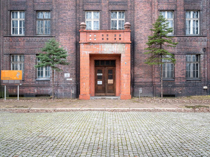 The power station was erected in brick in an early modernism style. Characterizing the facility is the monumentalism, simplicity, and cubic nature of the multiple buildings.