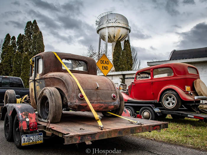 In exchange for his help, Murray was able to purchase two hot rods from the collection: a 1932 Ford five-window coupe and a 1934 Ford Tudor.