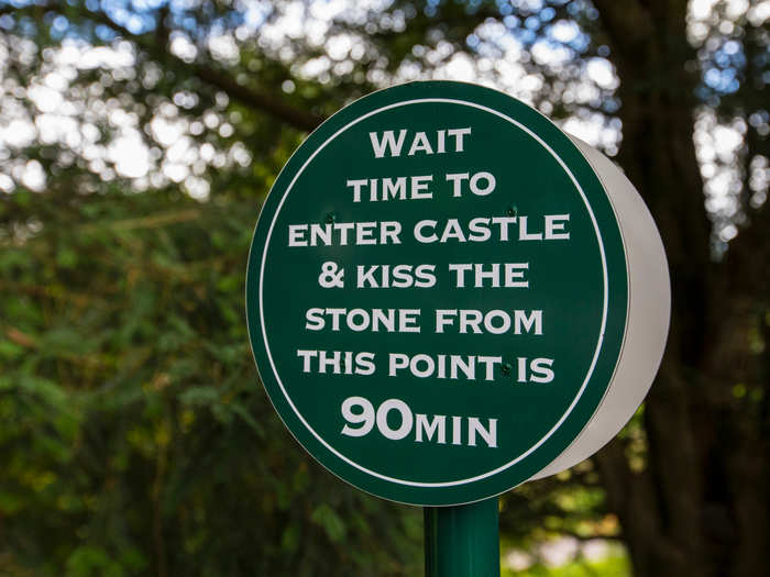 The wait to kiss the stone can reach up to two hours.