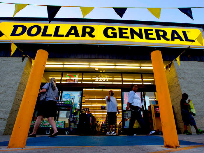 Dollar General: the first hour after opening