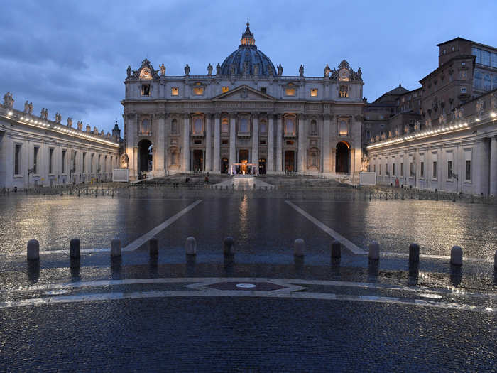 The picture below illustrates the scale of the empty square, with the pope himself visible only as a small white dot in the center of the image.