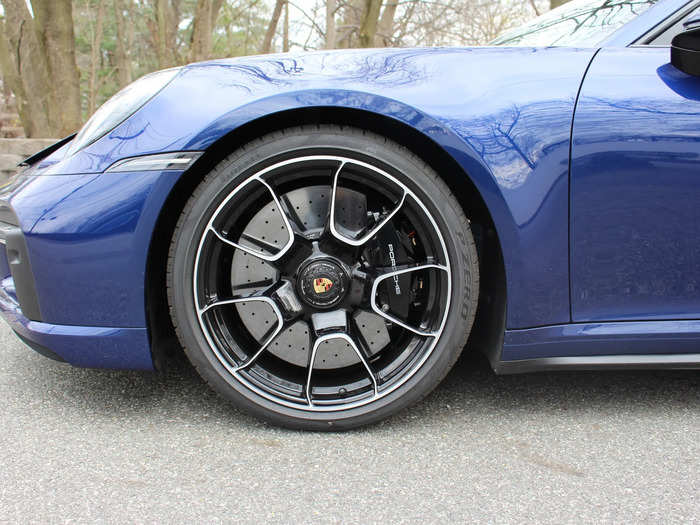 Up front, we have 20-inch wheels, with 10-piston aluminum calipers and vented discs — a serious upgrade from the 911 4S