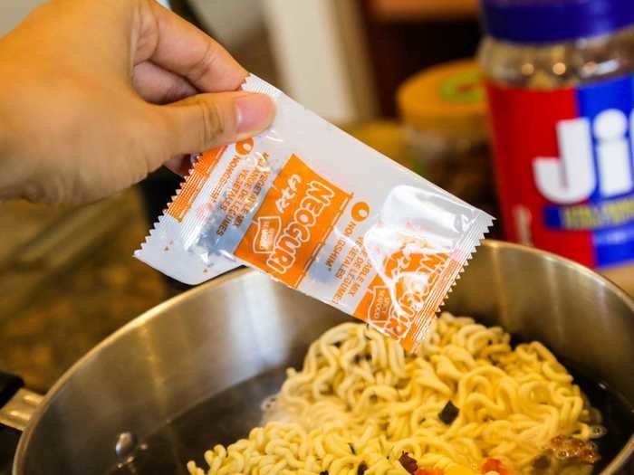 I added both disks and their accompanying dried vegetable packets to the boiling water.