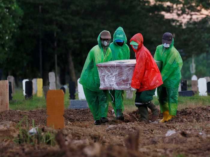 This was being done as the national picture became clearer. At the end of March, Reuters reported that over the previous month 4,400 people were buried in Jakarta, the country