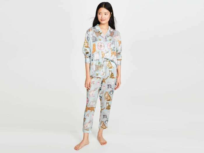 A pair of silky cat print pj