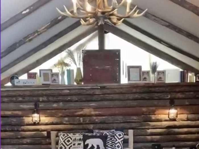 Kelly Clarkson gave a brief tour of her cozy, rustic cabin in Montana.