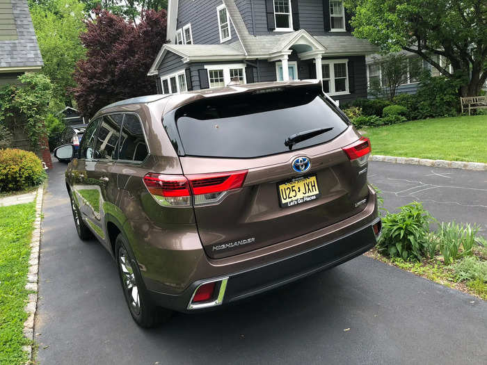 The rear end of the Highlander features an integrated roof spoiler and a traditional lift-up tailgate.