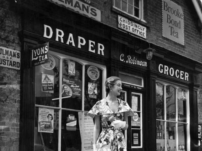 Some popular styles for women in the 1950s included full skirts and floral patterns.