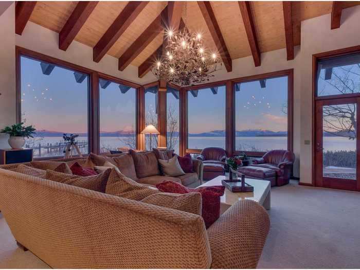 Relax in the best way possible in this beautiful lounge room, with the lake as a backdrop.