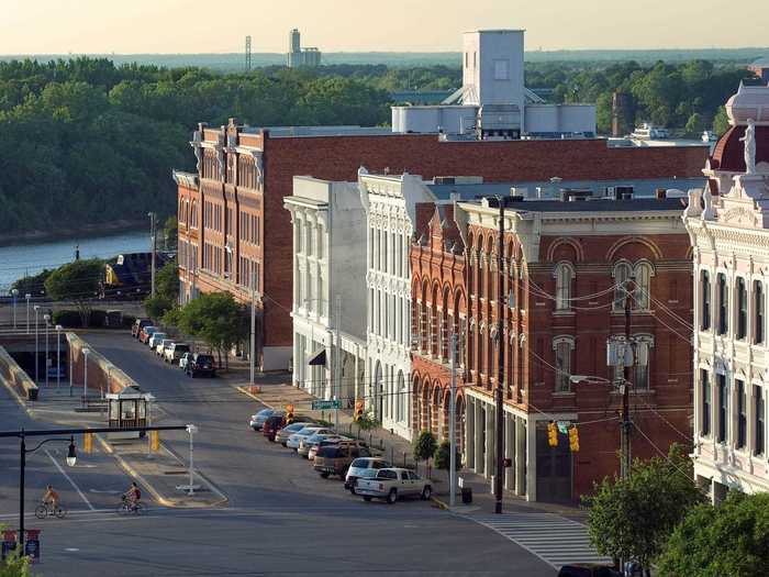 18. Alabama: 33.62% of CEOs are female.