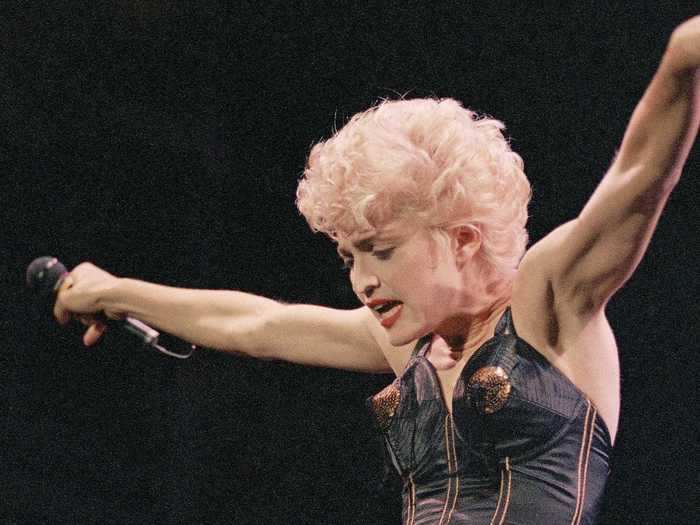 In 1987, she chopped off her hair and performed with a short 