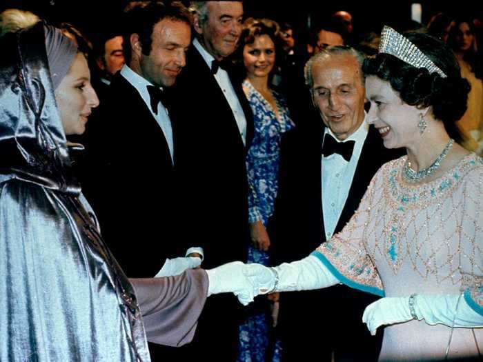 1975: Film and music icon Barbara Streisand with the monarch in London in 1975 at the Royal Film performance. After the presentations, the Queen saw the musical "Funny Lady," in which Streisand was the star.