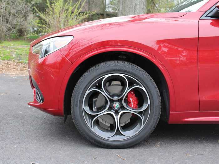 My tester wore Continental CrossContact LX rubber on 20-inch "Sport 5-Hole" aluminum wheels, which evoked a five-leaf clover.