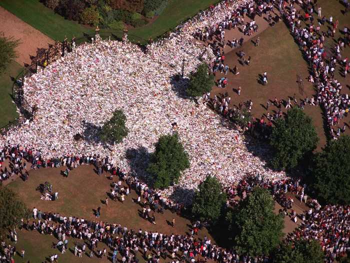 In 1997, aerial pictures captured crowds paying their respects outside of Kensington Palace immediately after Princess Diana