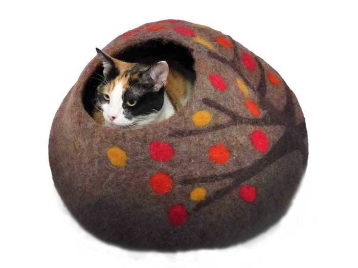 A woolen cat cave