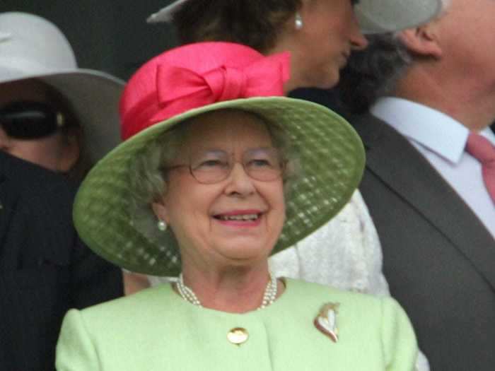 Queen Elizabeth II graced the 2007 Kentucky Derby with her presence in a lovely mint ensemble.