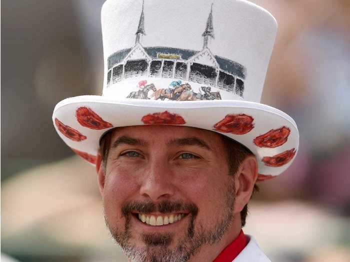 A devoted race fan from 2014 donned a white top hat depicting the venue in action.