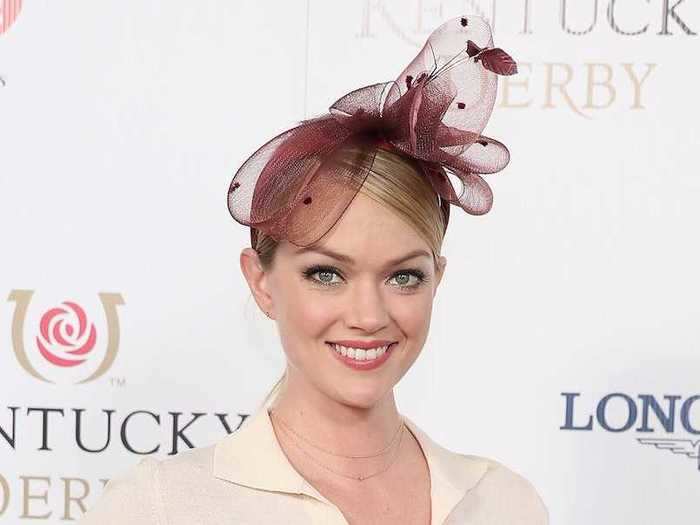 Model Lindsay Ellingson attended the 2015 Derby wearing a burgundy fascinator.