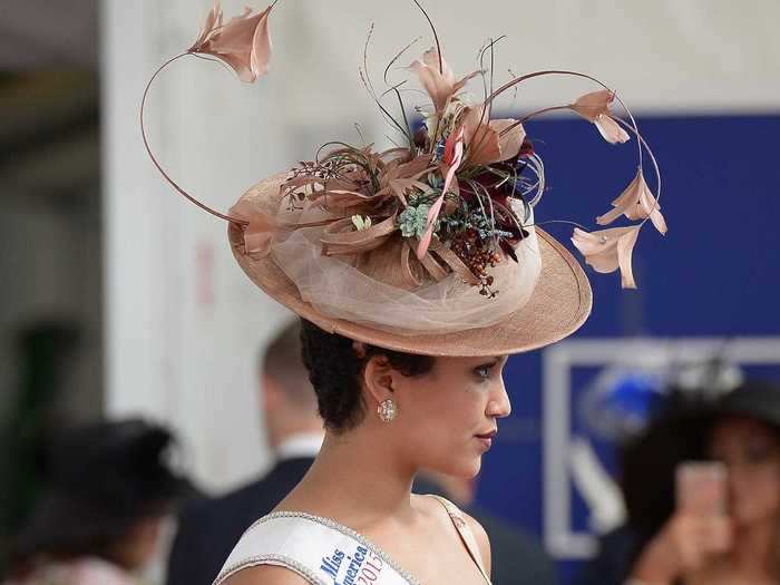 At the 2016 Kentucky Derby, Clark Davis (Miss Kentucky 2015) paired her sash with an exquisite hat.