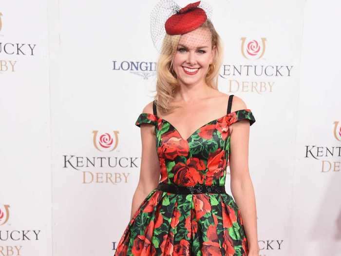 Actress Laura Bell Bundy opted for a simple, yet chic red fascinator hat in 2017.