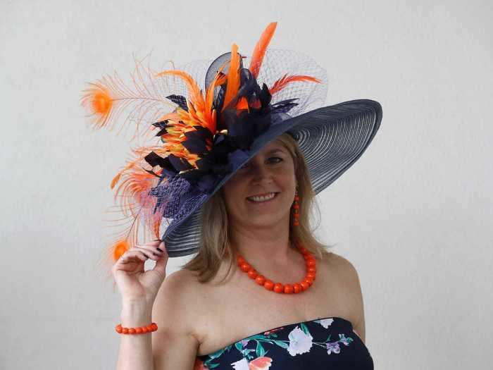 This attendee perfectly matched her jewelry to the orange feathers in her hat.