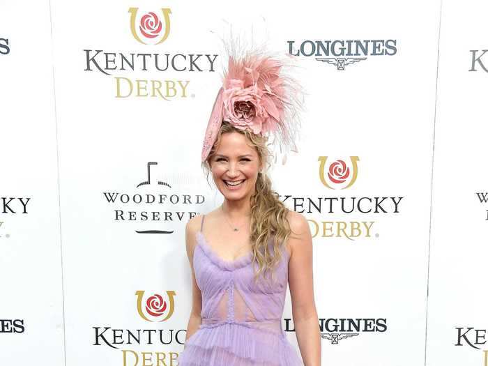 Jennifer Nettles paired her lilac dress with a pastel pink fascinator.