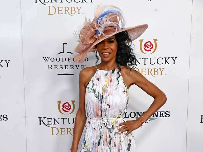 Michelle Williams tried to match the colors of her dress to the ones in her hat.