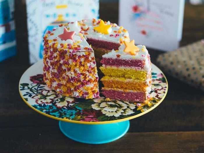 Try using damp kitchen towels to bake even cake layers.