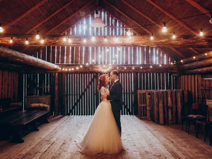 When it comes to planning a barn wedding, there are a few things couples need to keep in mind.