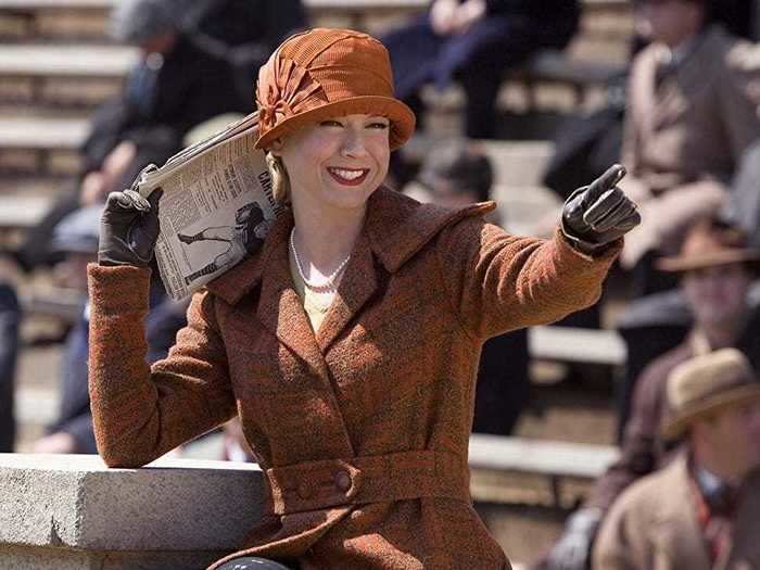 In the period piece "Leatherheads" (2008), she worked in a newsroom.