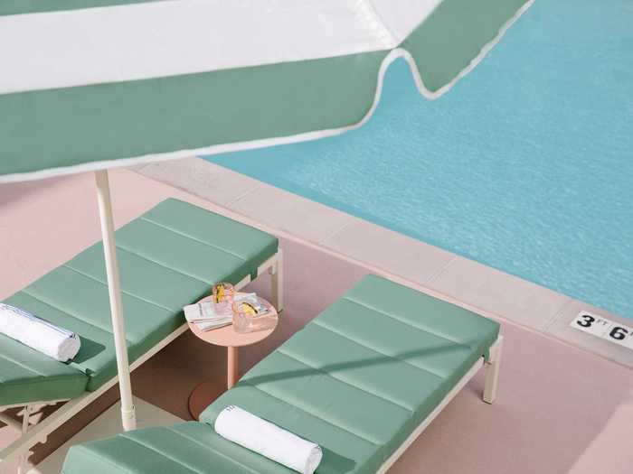 Park MGM   Pool   Chaise Lounges (1)