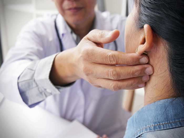 Sore throat and headache seem to affect the same number of patients: around 14%, according to the WHO.