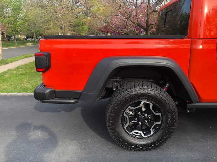 The bed, which of course gives Gladiator its pickup-truck status, is a five-foot box, typical for the crew-cab midsize segment. My tester was outfitted with 33-inch all-terrain tires. But obviously, the Gladiator